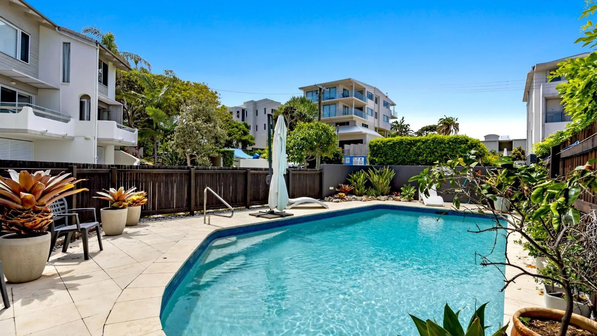 2-Bed Coastal Haven With Pool By Sunshine Beach Сasa de vacaciones