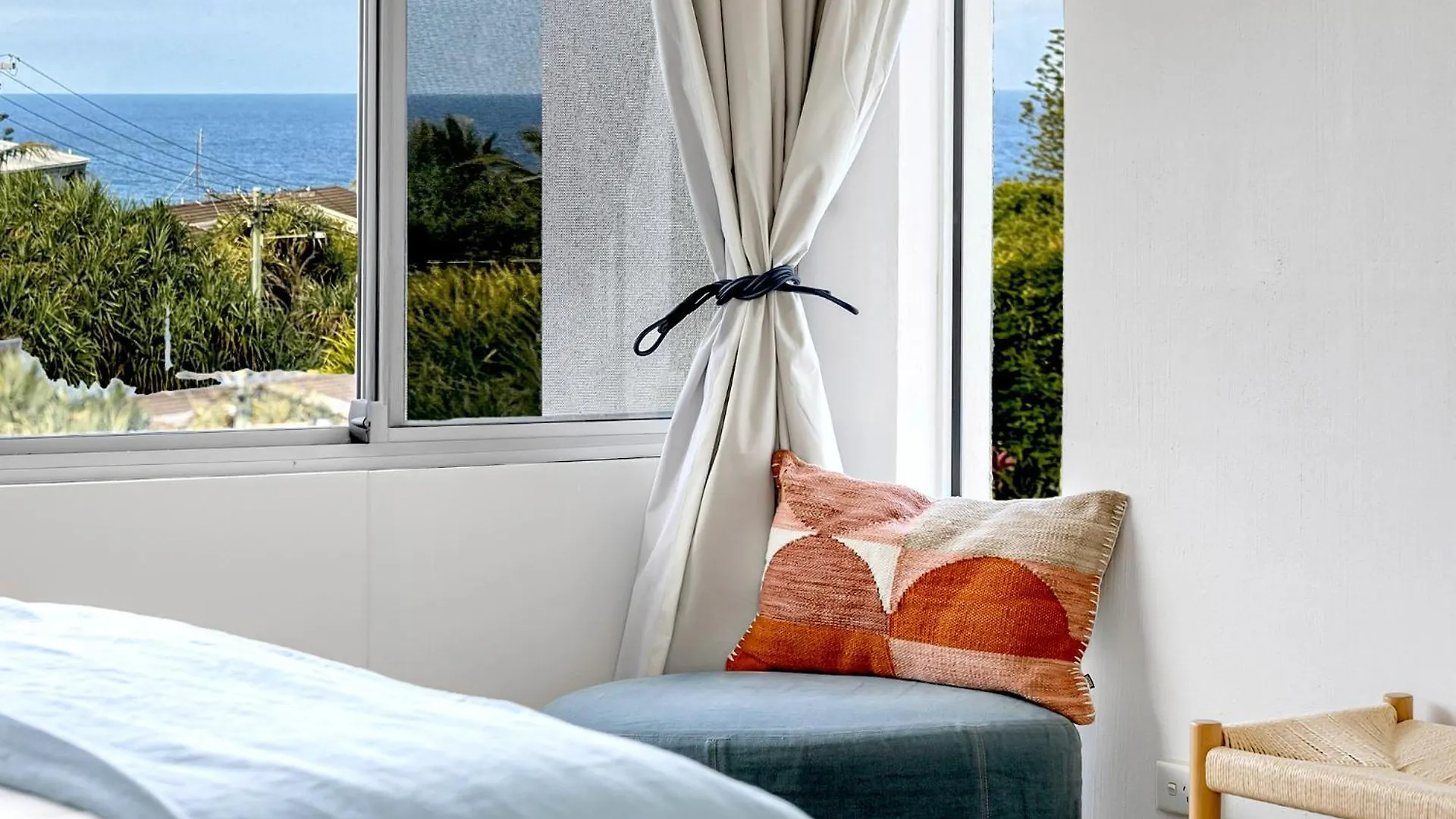2-Bed Coastal Haven With Pool By Sunshine Beach Сasa de vacaciones